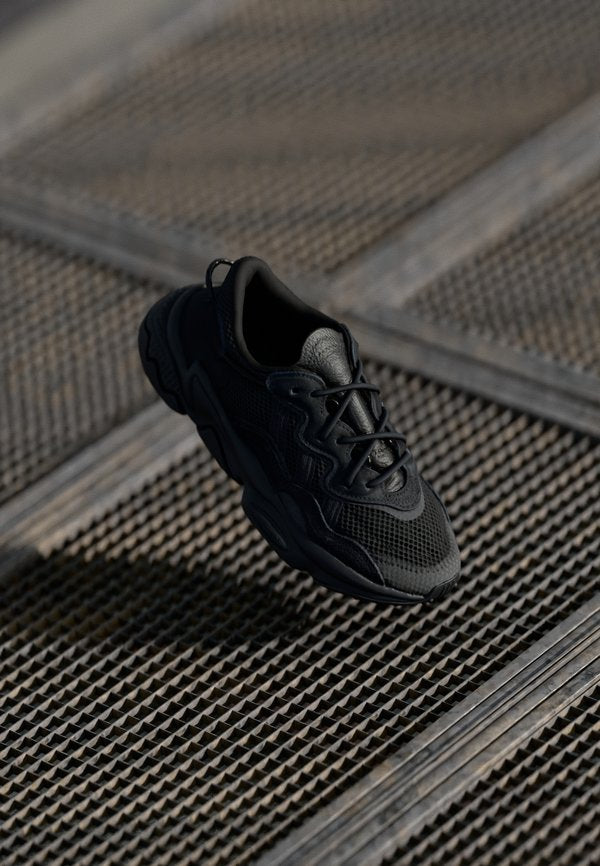 adidas Originals OZWEEGO UNISEX - Trainers - core black/grey five