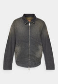 Jeansjacke in verblaßtem Schwarz mit einem umschlagbaren Kragen, vorderem Reißverschluss, Seitentaschen und lockerer Passform. Texturierter Stoff mit leichtem Glanz.