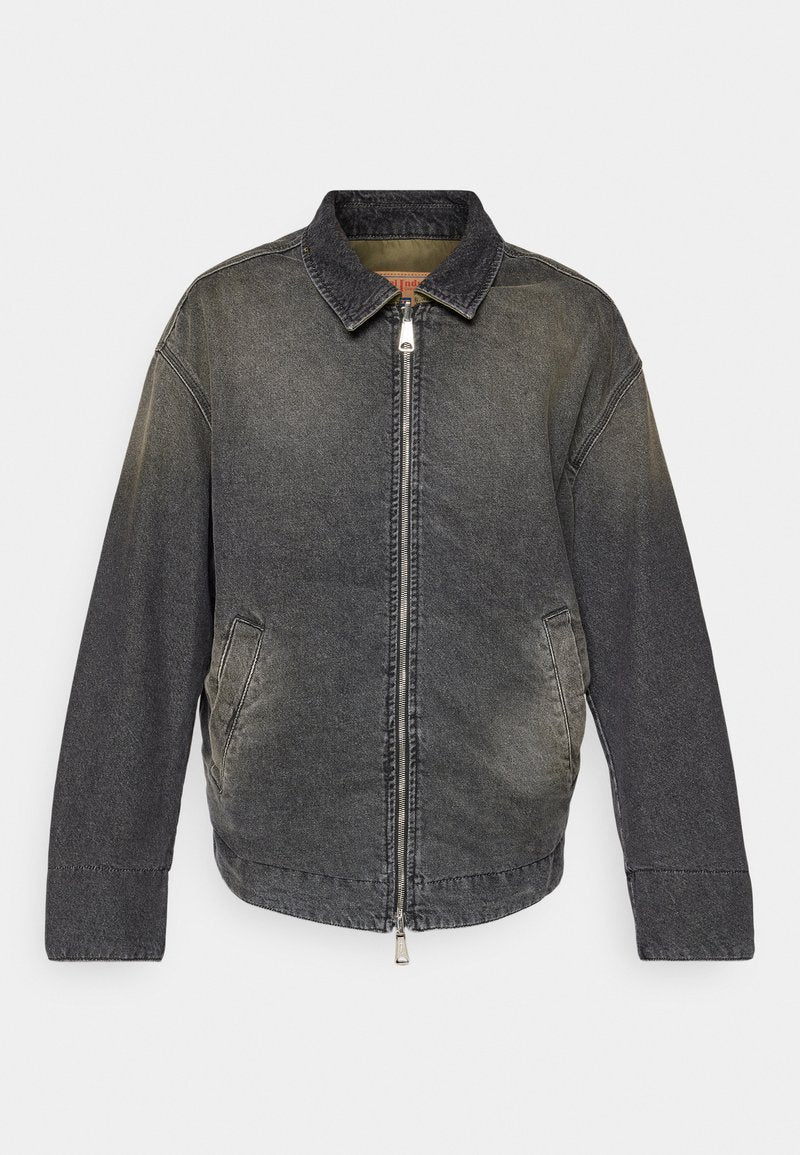 Jeansjacke in verblaßtem Schwarz mit einem umschlagbaren Kragen, vorderem Reißverschluss, Seitentaschen und lockerer Passform. Texturierter Stoff mit leichtem Glanz.