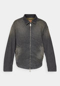 Jeansjacke in verblaßtem Schwarz mit einem umschlagbaren Kragen, vorderem Reißverschluss, Seitentaschen und lockerer Passform. Texturierter Stoff mit leichtem Glanz.