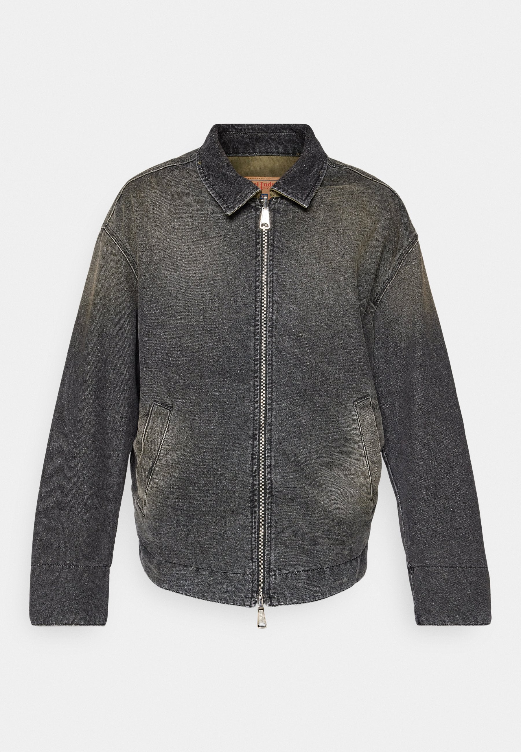 Jeansjacke in verblaßtem Schwarz mit einem umschlagbaren Kragen, vorderem Reißverschluss, Seitentaschen und lockerer Passform. Texturierter Stoff mit leichtem Glanz.