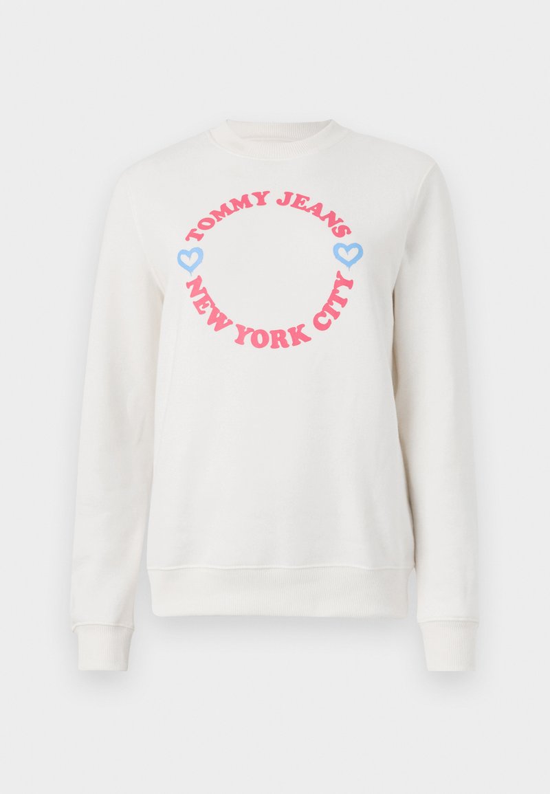 Weißer Sweatshirt mit einem runden Grafikdesign, auf dem "TOMMY JEANS" in Pink und "NEW YORK CITY" darunter steht, ergänzt durch blaue Herzen. Aus weichem Baumwollmaterial.