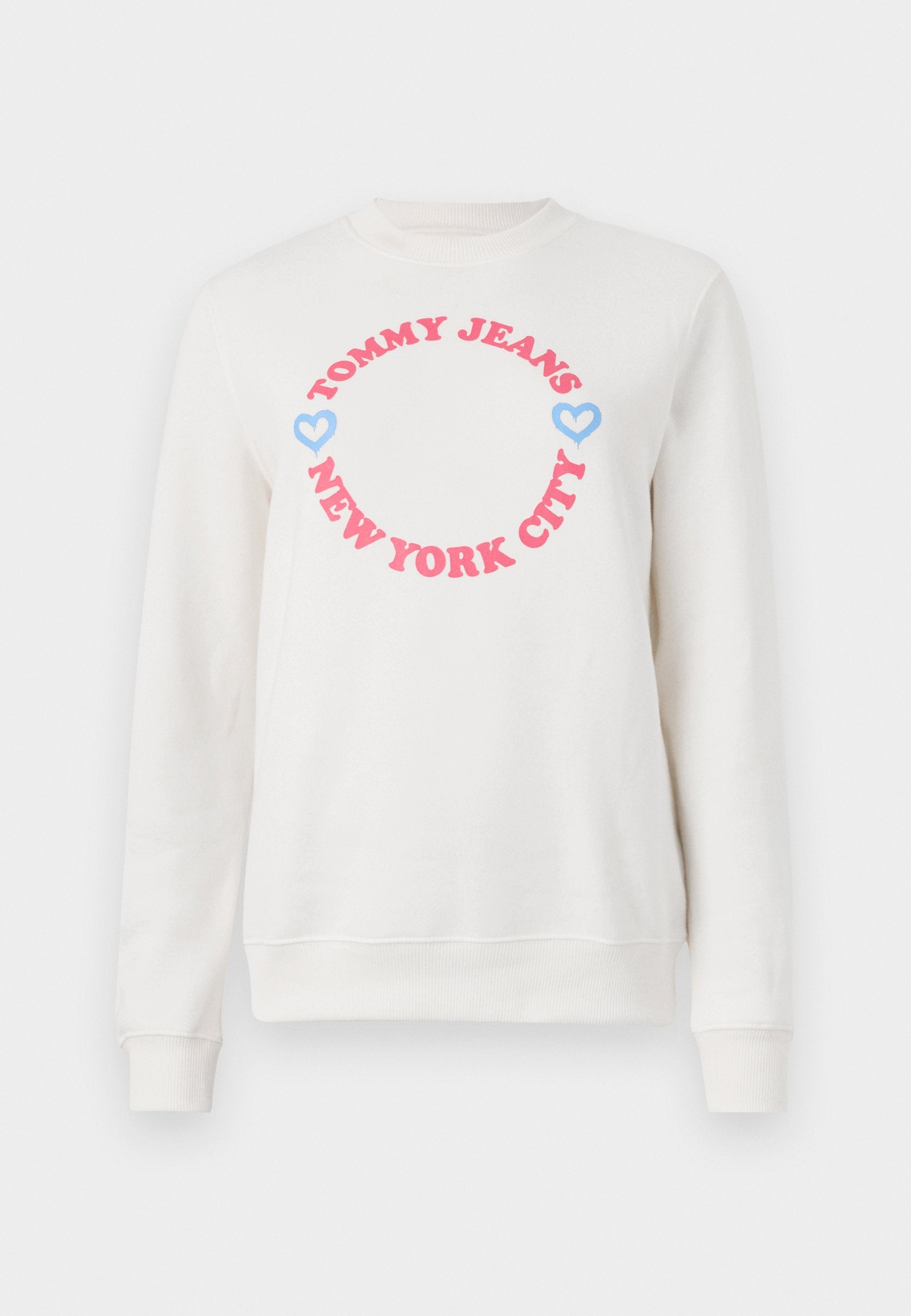 Weißer Sweatshirt mit einem runden Grafikdesign, auf dem "TOMMY JEANS" in Pink und "NEW YORK CITY" darunter steht, ergänzt durch blaue Herzen. Aus weichem Baumwollmaterial.