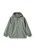 Leichte, olivgrüne Regenjacke mit Kapuze, elastischen Bündchen und einem Frontreißverschluss. Hergestellt aus glattem, wasserabweisendem Material und mit Raglanärmeln.