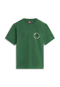 Grünes kurzärmeliges T-Shirt mit rundem Halsausschnitt, kleinem rundem "Tommy Jeans"-Logo auf der linken Brust und dezentem schwarzen Text auf der rechten Brust.