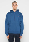Blauer Kapuzenpullover aus weichem Material, mit einer Vordertasche, gerippten Bündchen und einem kleinen Logo auf der Brust. Klassisches, lässiges Design.