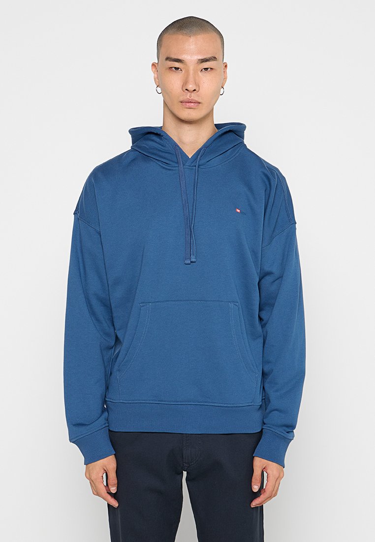 Blauer Kapuzenpullover aus weichem Material, mit einer Vordertasche, gerippten Bündchen und einem kleinen Logo auf der Brust. Klassisches, lässiges Design.