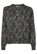 Schwarze Bluse mit langen Ärmeln und weißem Blattmuster, Knopfleiste und gerafften Manschetten. Hergestellt aus weichem Stoff mit glatter Textur.