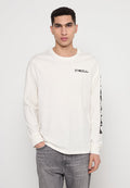 Weißes Langarm-T-Shirt mit schwarzem Logo auf der Vorderseite und gemustertem Text entlang des linken Ärmels. Weiches Baumwollmaterial, lockere Passform.