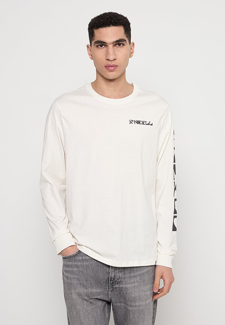 Weißes Langarm-T-Shirt mit schwarzem Logo auf der Vorderseite und gemustertem Text entlang des linken Ärmels. Weiches Baumwollmaterial, lockere Passform.