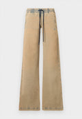 Beige weite Hosen mit einem elastischen Bund, blauer Kordel und seitlichen Taschen. Besitzt Kontrastnähte und eine leicht verblasste Textur.