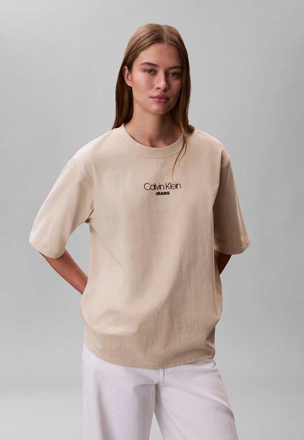 Calvin Klein Jeans CALVIN KLEIN JEANS OVERSIZED LOGO T-SHIRT - Print T-shirt - oatmeal