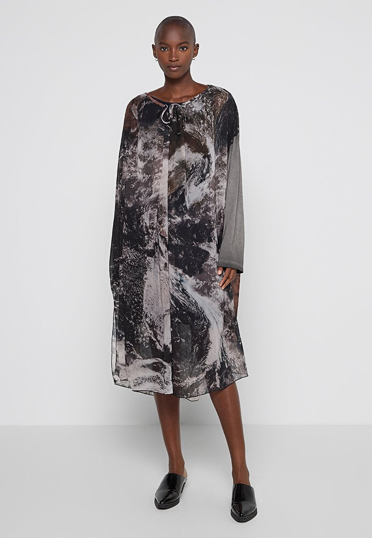 Langes, fließendes Kleid aus transparentem Stoff mit einem schwarz-grauen abstrakten Muster, mit rundem Ausschnitt und Knotendetail an der Vorderseite.