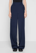 Marineblaue Hose mit weitem Bein aus einem glatten Stoff, hochtailliert mit einem klaren Design, dezenten Falten und ohne sichtbare Beschläge.