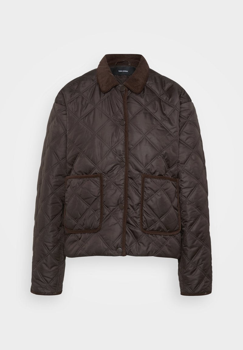 Braune gesteppte Jacke mit einem Cordkragen, die über zwei Fronttaschen und Druckknopfverschlüsse verfügt. Glatte Textur mit diamantförmigem Muster.
