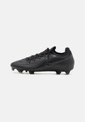Schwarze Fußballschuhe mit einer strukturierten Oberseite, geschwungenem Design und grünen Akzenten. Ausgestattet mit Ösen-Schnürung und geformten Noppen für bessere Traktion.
