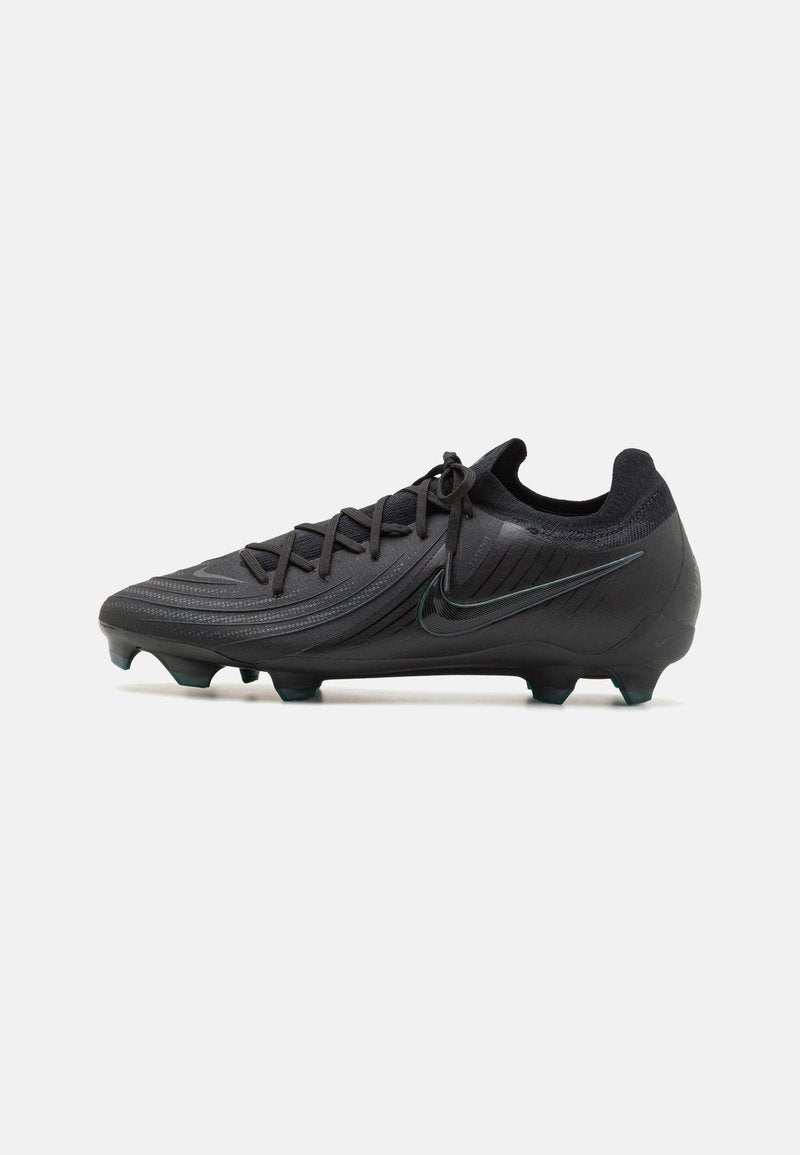 Schwarze Fußballschuhe mit einer strukturierten Oberseite, geschwungenem Design und grünen Akzenten. Ausgestattet mit Ösen-Schnürung und geformten Noppen für bessere Traktion.