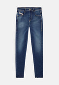Eng anliegende blaue Jeans aus Denim mit glatter Textur, fünf Taschen und goldenen Nähten. Klassisches Fünf-Taschen-Design, mittelhoher Bund.