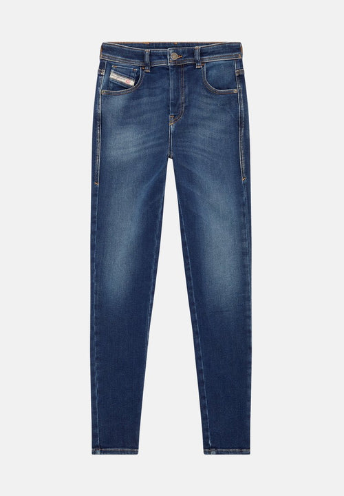 Eng anliegende blaue Jeans aus Denim mit glatter Textur, fünf Taschen und goldenen Nähten. Klassisches Fünf-Taschen-Design, mittelhoher Bund.