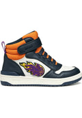 Hochschnitt-Sneaker aus marineblauem Leder, mit orangefarbenen Akzenten, weißen Elementen und einem Flammendesign für Basketball in Gelb und Lila. Verfügt über einen Klettverschluss und eine strukturierte Sohle.