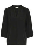 Schwarze Bluse mit V-Ausschnitt, gepufften Schulternähten und Dreiviertel-Puffärmeln. Glatter Stoff mit einem leichten Glanz.