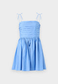 Hellblaues Kleid mit dünnen, verstellbaren Trägern. Es hat ein plissiertes Oberteil und einen gerafften Rock, gefertigt aus einem glatten, weichen Stoff.
