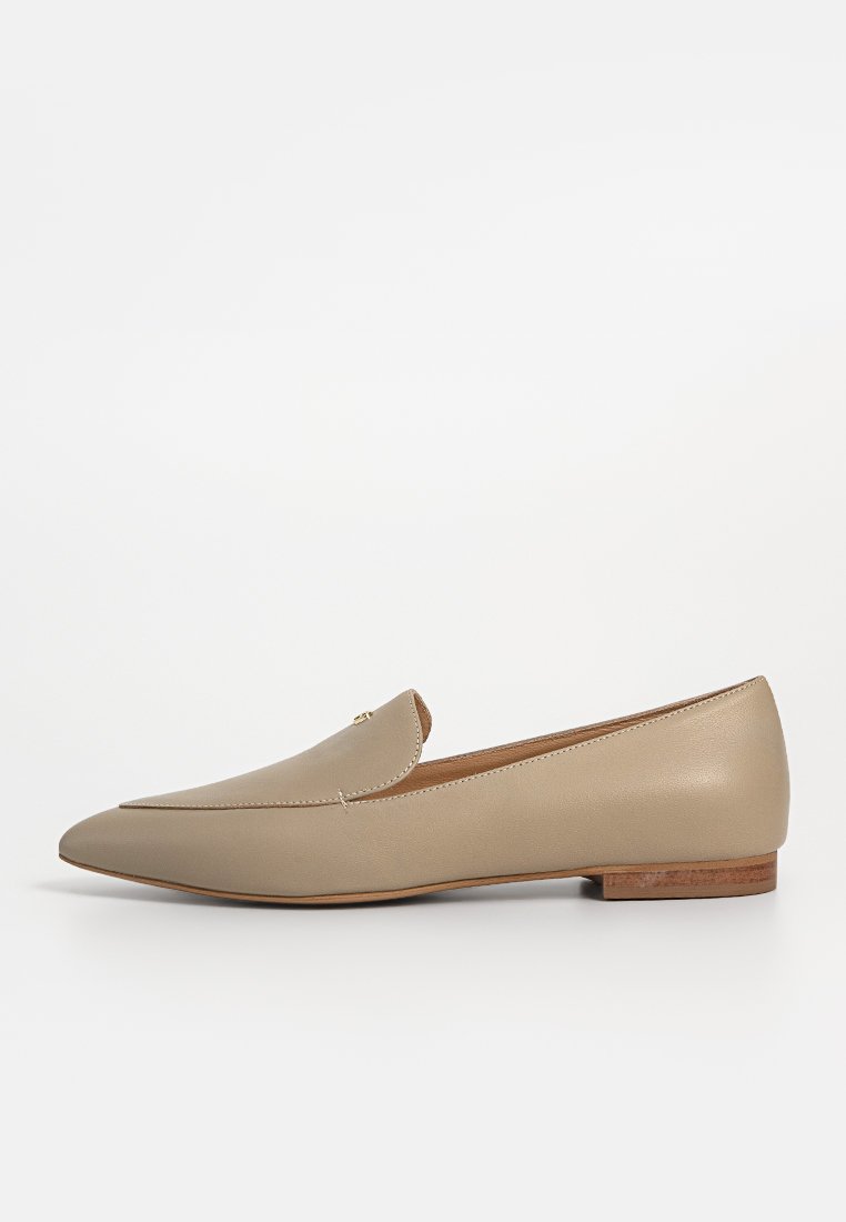 Beige spitz zulaufende Lederflachschuhe mit niedrigem Holzabsatz und minimalen Nähdetails.
