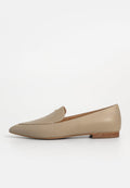 Beige spitz zulaufende Lederflachschuhe mit niedrigem Holzabsatz und minimalen Nähdetails.