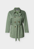 Doppelreihiger Trenchcoat in Salbeigrün mit breiten Revers, braunen Knöpfen, Seitentaschen und einem gebundenen Stoffgürtel in der Taille.