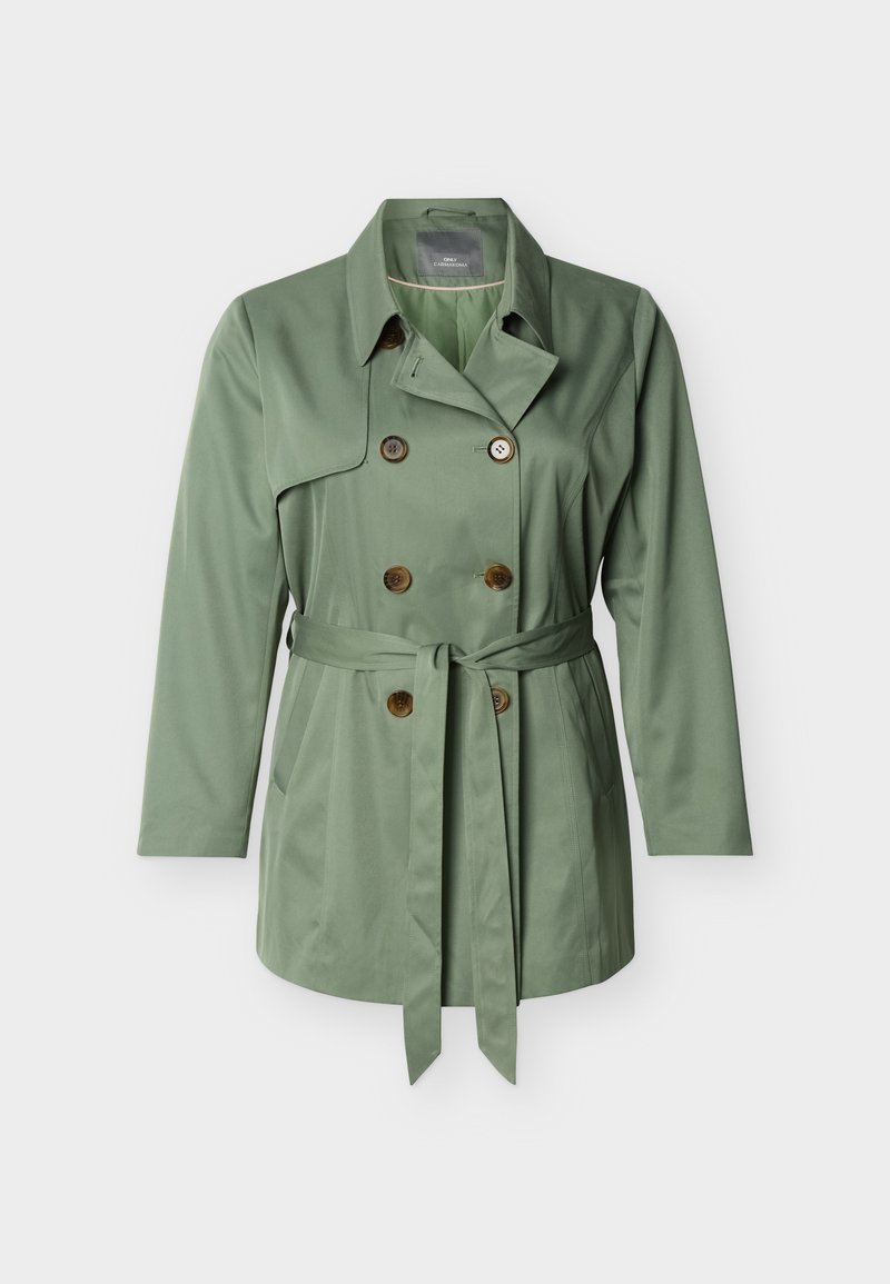Doppelreihiger Trenchcoat in Salbeigrün mit breiten Revers, braunen Knöpfen, Seitentaschen und einem gebundenen Stoffgürtel in der Taille.
