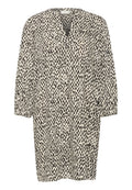 Kleid mit Tiermuster, das einen beigen Hintergrund mit schwarzen unregelmäßigen Flecken aufweist, einen V-Ausschnitt und drei Viertel-Ärmel hat.
