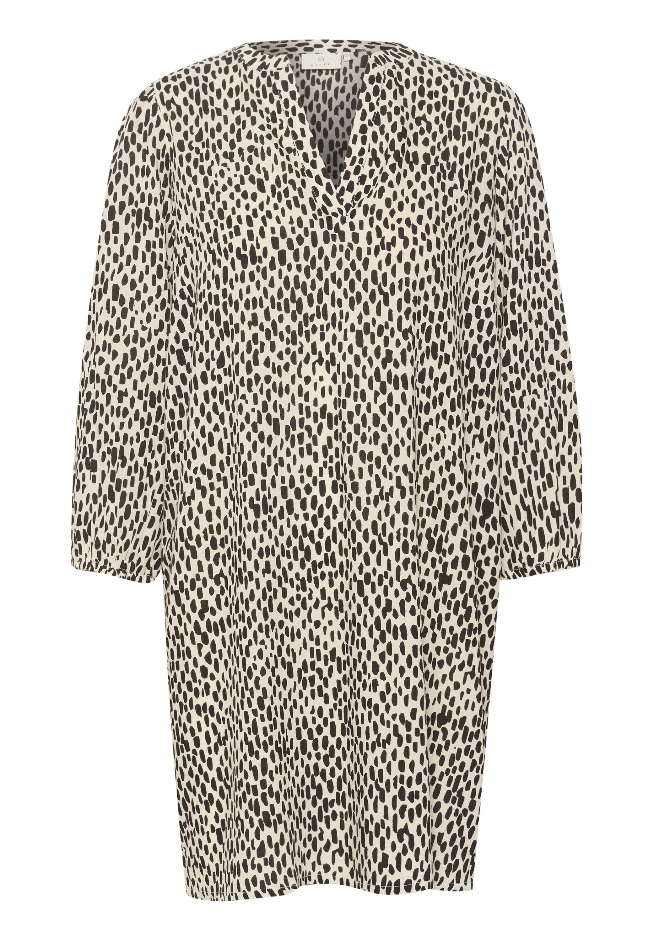 Kleid mit Tiermuster, das einen beigen Hintergrund mit schwarzen unregelmäßigen Flecken aufweist, einen V-Ausschnitt und drei Viertel-Ärmel hat.