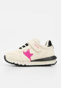 Kinderweißer Sneaker mit schwarzer Sohle, pinkem Stern-Detail, schwarzen elastischen Schnürsenkeln und einem Klettverschluss mit der Aufschrift Geox auf weißem Hintergrund.
