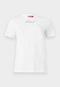 Weißes Diesel-T-Shirt mit kurzen Ärmeln, einem kleinen Strassstein-Logo von Diesel nahe dem Halsausschnitt in der Mitte und einem roten Etikett im Krageninneren.