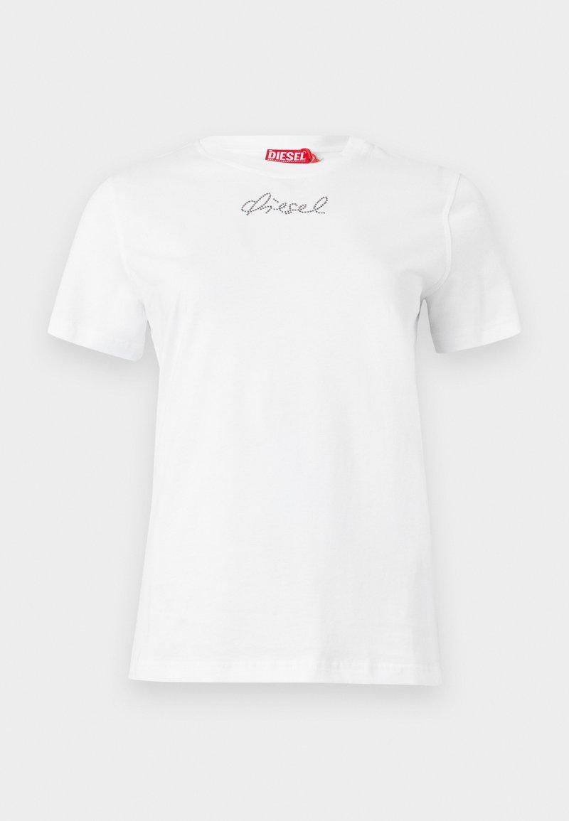 Weißes Diesel-T-Shirt mit kurzen Ärmeln, einem kleinen Strassstein-Logo von Diesel nahe dem Halsausschnitt in der Mitte und einem roten Etikett im Krageninneren.