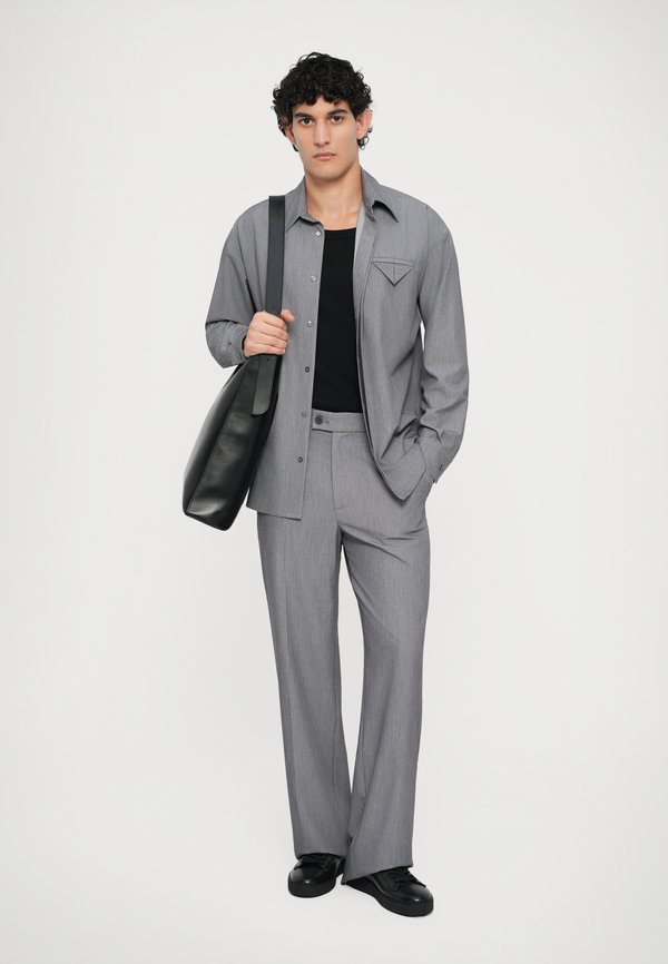 Essential Collective TAILORED SINGLE PLEAT TROUSER