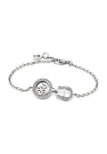 Silberne Kettenarmband mit einem runden Anhänger mit Strasssteinen und Initialen, akzentuiert durch ein Vorhängeschloss-Design.