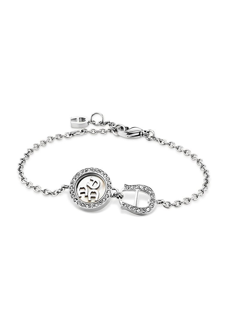 Silberne Kettenarmband mit einem runden Anhänger mit Strasssteinen und Initialen, akzentuiert durch ein Vorhängeschloss-Design.