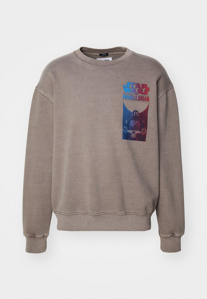 Brauner Sweatshirt mit Rundhalsausschnitt und langen Ärmeln. Mit einem "Star Wars Mandalorian"-Grafik in Blau und Rot auf der Vorderseite.