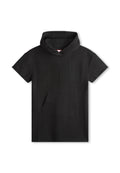 Schwarzes Kurzarm-Hoodie mit einer vorderen Kängurutasche und großen, geprägten "HU"-Buchstaben auf der Brust.