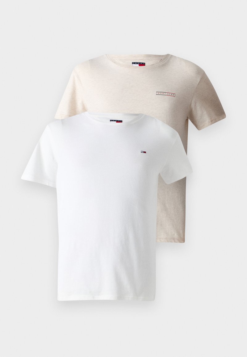 Zwei T-Shirts: eines in Weiß und eines in hellbeige. Beide haben kurze Ärmel, Rundhalsausschnitte und ein kleines Logo auf der Brust. Aus Baumwollmaterial.