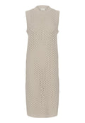 Strickärmeloses Kleid in hellbeige mit einem strukturierten Spitzenmuster, runder Ausschnitt und geradem Saum, das eine lässige Passform bietet.