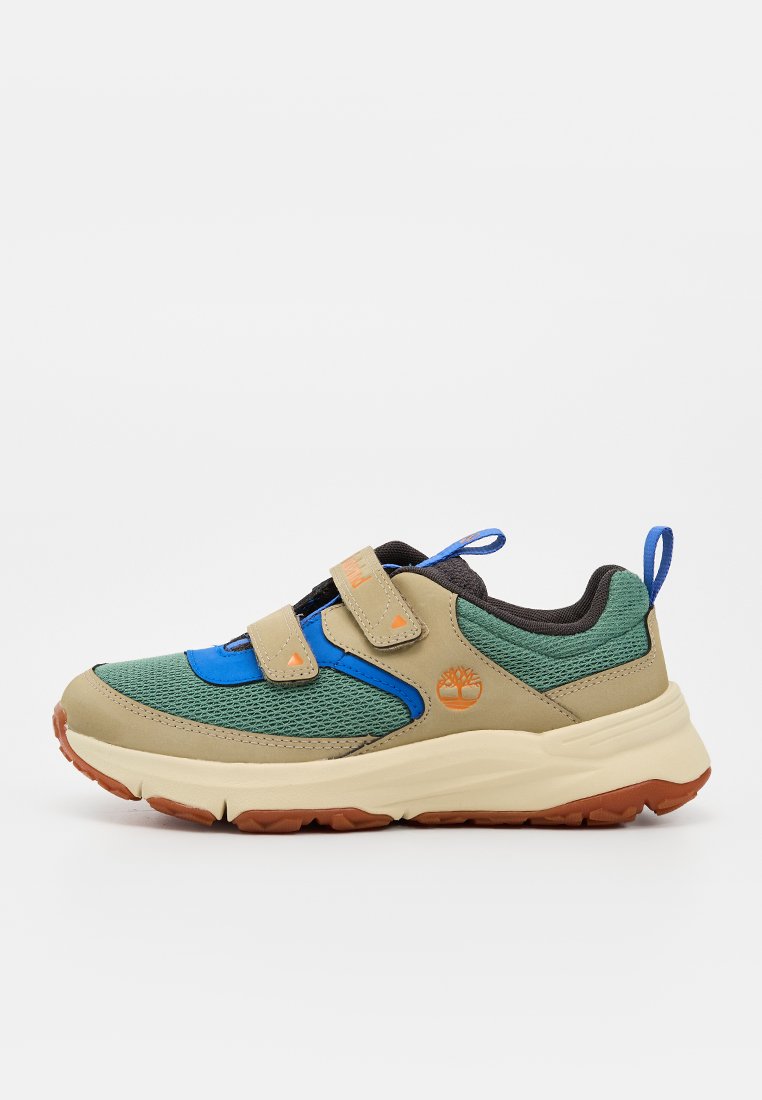 Grüner und beiger Sneaker mit blauen Akzenten, zwei beigefarbenen Klettverschlüssen, orangefarbenem Logo, Zuglasche an der Ferse und brauner Gummisohle.