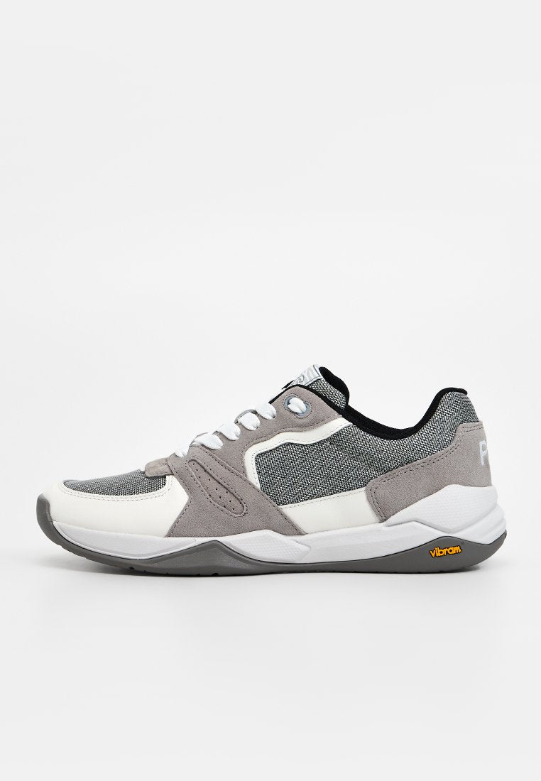 Sportschuh mit grauem und weißem Farbschema, Mesh-Obermaterial, Wildlederakzenten und schwarzem Kragen. Auffällige Vibram-Markierung auf der Sohle.