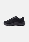 Schwarzer sportlicher Sneaker mit Mesh-Obermaterial, Schnürverschluss und dicker, gepolsterter Sohle, von der Innenseite auf weißem Hintergrund gezeigt.