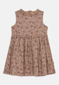 Ärmelloses Kleid in Hellbraun mit einem blumigen Muster in Pink und Lila. Verfügt über einen gerafften Taillenbereich und ein gewelltes Dekolleté.