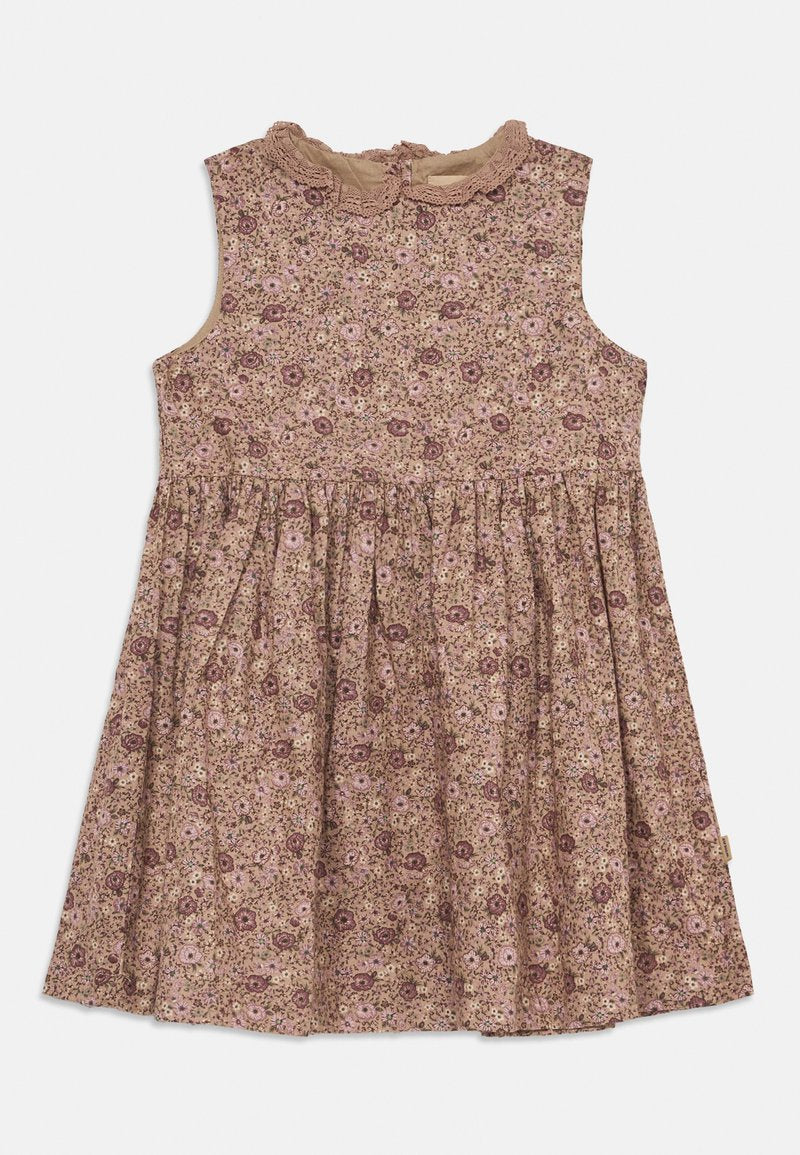 Ärmelloses Kleid in Hellbraun mit einem blumigen Muster in Pink und Lila. Verfügt über einen gerafften Taillenbereich und ein gewelltes Dekolleté.