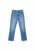 Hellblaue Jeans aus Denim mit geradem Bein, fünf Taschen-Stil und sichtbaren Nähten an den Säumen und Säumen.
