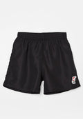 Schwarze Sportshorts mit elastischem Bund und einem kleinen Logoaufnäher vorne. Hergestellt aus leichtem, glattem Stoff.