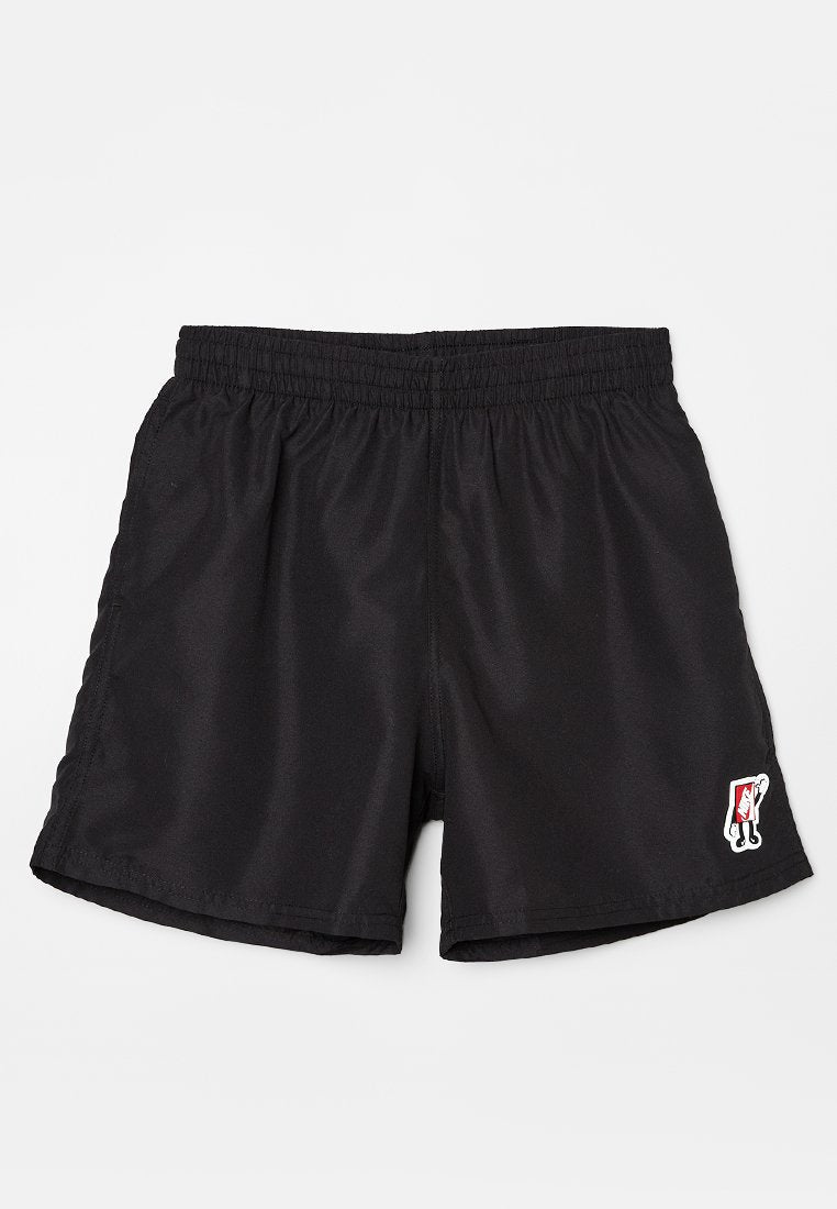Schwarze Sportshorts mit elastischem Bund und einem kleinen Logoaufnäher vorne. Hergestellt aus leichtem, glattem Stoff.